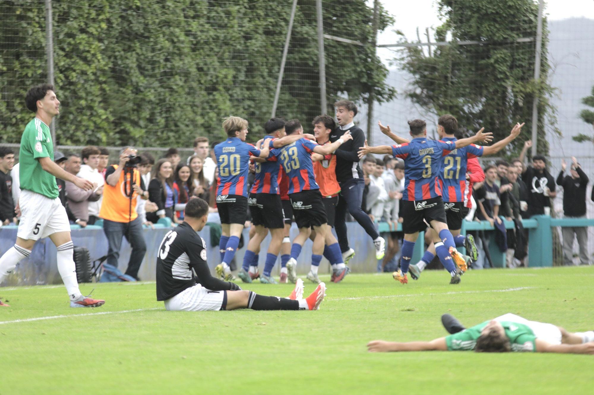 Los jugadores del Leioa celebran superar el anterior play-off de ascenso ante el Derio. / NATALIA ZAMORA