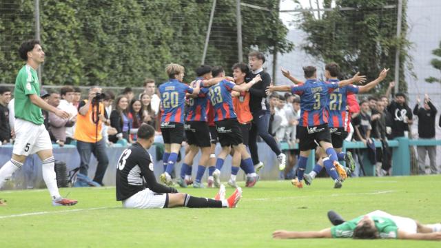Los jugadores del Leioa celebran superar el anterior play-off de ascenso ante el Derio. / NATALIA ZAMORA