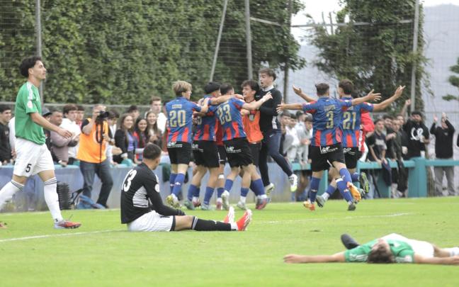 Los jugadores del Leioa celebran superar el anterior play-off de ascenso ante el Derio. / NATALIA ZAMORA