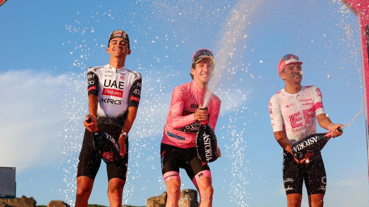 Podio final del Giro, con Del Toro, segundo, Simon Yates, campeón, y Carapaz, tercero.