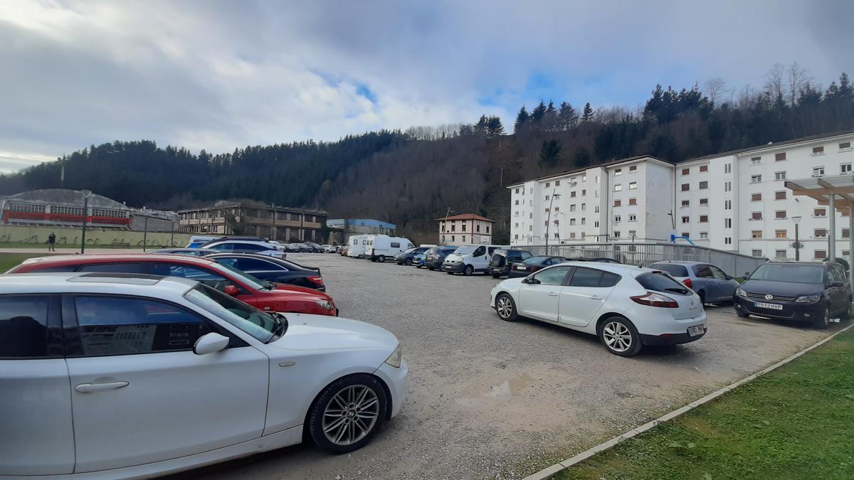 El solar, actualmente utilizado como aparcamiento en los antiguos terrenos de la empresa Polmetasa, que el planeamiento urbanístico reserva para vivienda pública.