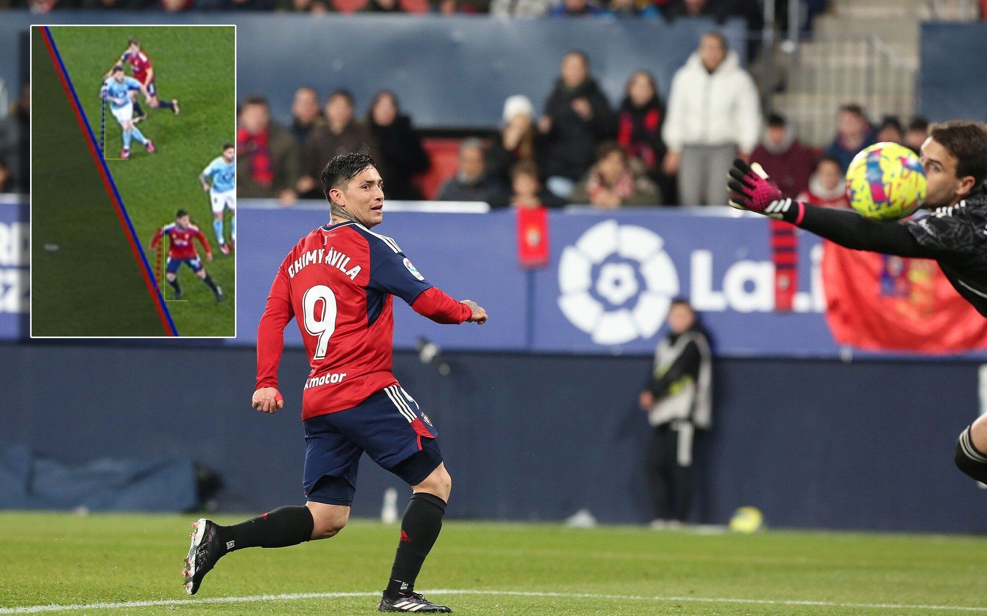 Chimy Ávila observa cómo se cuela el balón en la portería de Iván Villar. Arriba a la izquierda, cómo se debería haber trazado la línea...