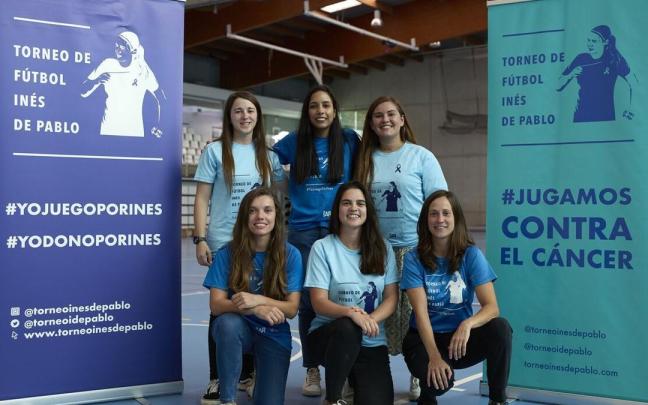Organizadoras de un torneo solidario de fútbol sala femenino en honor a Inés de Pablo, que falleció de cáncer. Organizadoras de un torneo solidario de fútbol sala femenino en honor a Inés de Pablo, que falleció de cáncer.