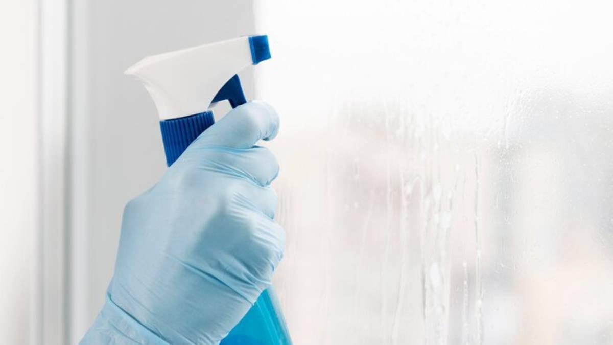 Spray de limpieza para limpiar las ventanas