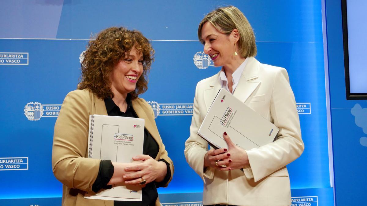 La viceconsejera de Empleo Público, Maite Barruetabeña, y la consejera de Gobernanza, Administración Digital y Autogobierno, Maria Ubarretxena, en la presentación de 'Eki plana'.