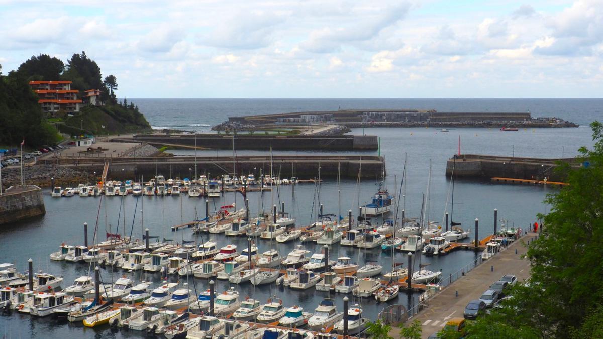 Vista general del puerto de Mutriku con la zona del dique objeto de la controversia al fondo