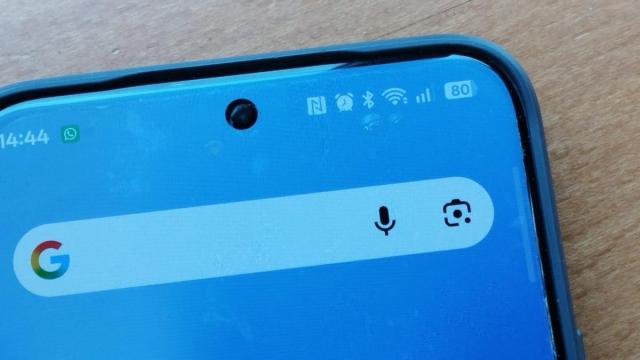 En la parte superior derecha de la pantalla aparece, al lado del aviso de 'Alarma', la 'N' de NFC activo.
