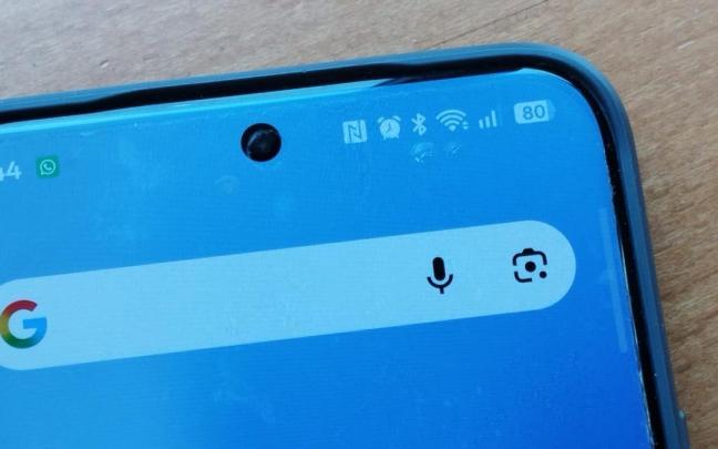 En la parte superior derecha de la pantalla aparece, al lado del aviso de 'Alarma', la 'N' de NFC activo.
