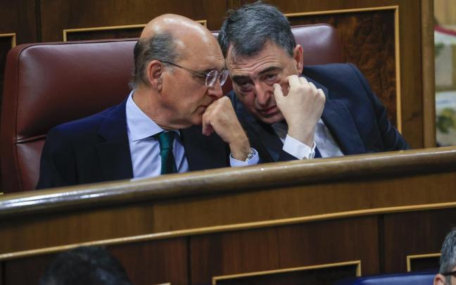 El portavoz de PNV en el Congreso, Aitor Esteban, con su compañero Mikel Legarda El portavoz de PNV en el Congreso, Aitor Esteban, con su compañero Mikel Legarda