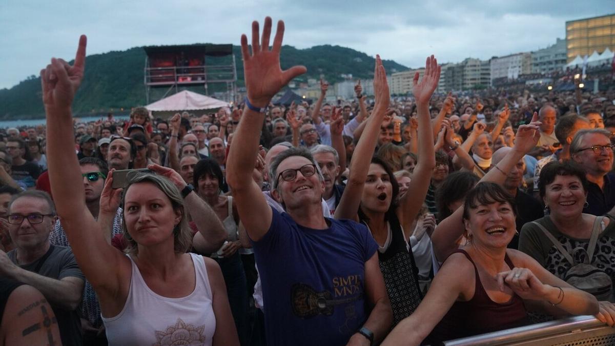 Concierto de Simple Minds en la playa de la Zurriola.