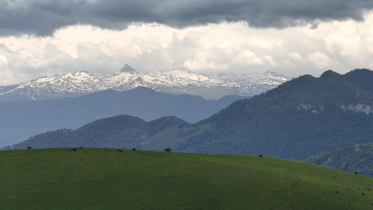 Panorámia de los Pirineros y parte de Zuberoa desde el mirador de la ermita de Sanin Antoine de Muskildi.