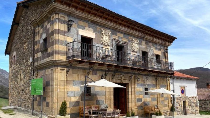 La ajederezada fachada de la Casa de la Cotera.