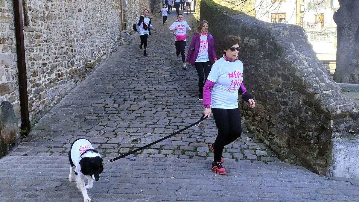 Incluso las mascotas secundaron el mensaje vistiendo la camiseta.