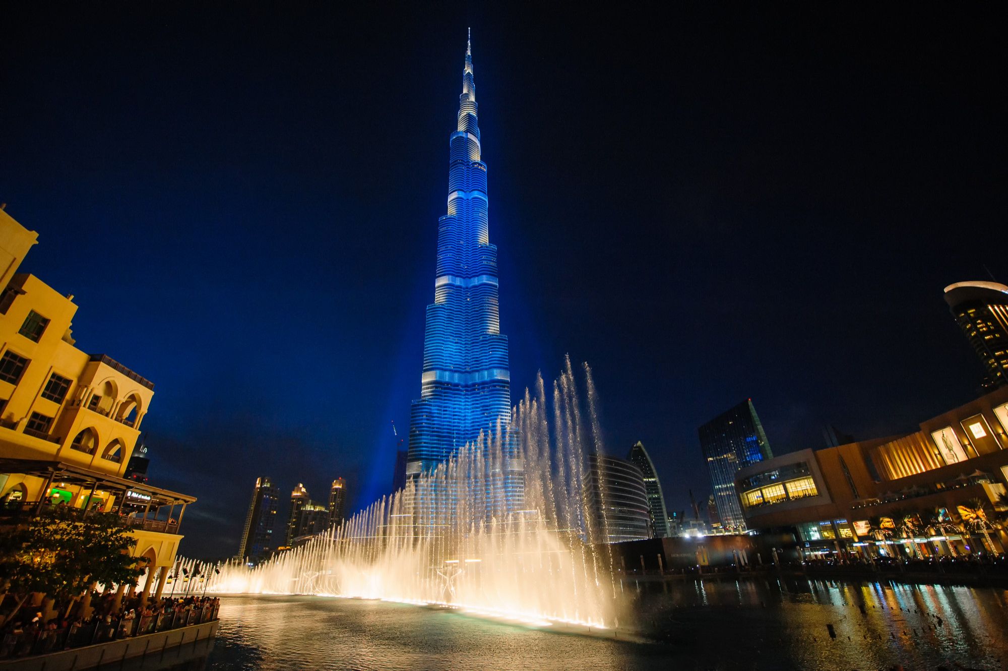 Espectáculo musical en la fuente situada junto al Burj Khalifa.