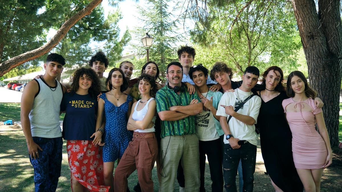 Carlos García Miranda, rodeado por todo el elenco de jóvenes actores.