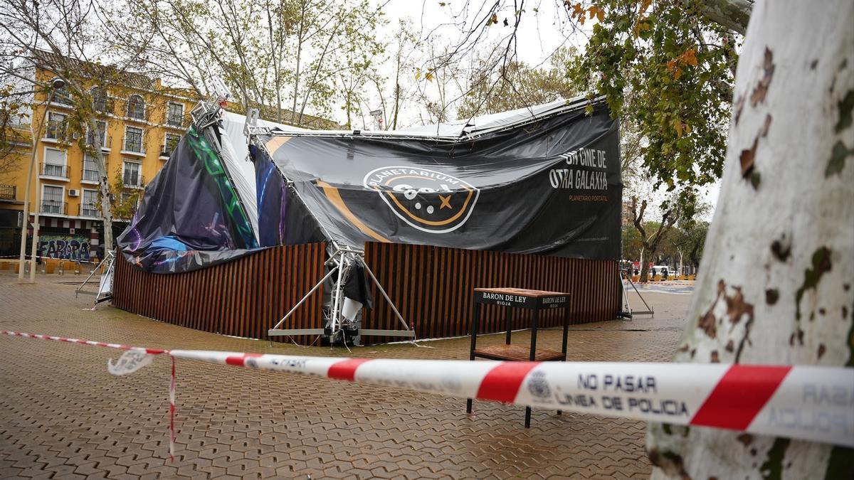 La carpa se ha desplomado a causa de la lluvia y el viento.