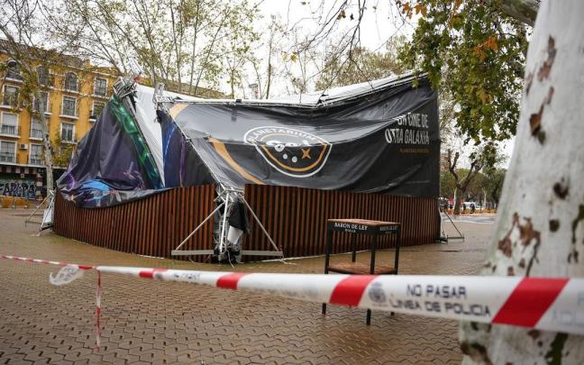 La carpa se ha desplomado a causa de la lluvia y el viento.