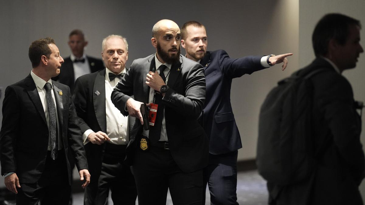 Agentes de seguridad reaccionan tras escuchar aparentes disparos durante la cena anual de la Asociación de Corresponsales de la Casa Blanca.