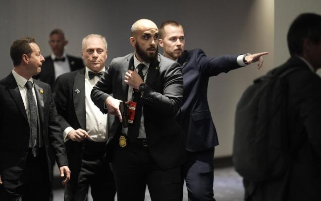 Agentes de seguridad reaccionan tras escuchar aparentes disparos durante la cena anual de la Asociación de Corresponsales de la Casa Blanca.