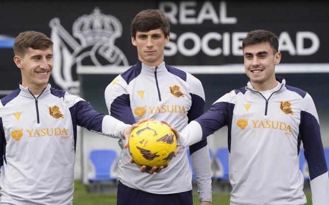 Robin Le Normand, posa con Aihen Muñoz y con Ander Barrenetxea en Zubieta. / RUBEN PLAZA