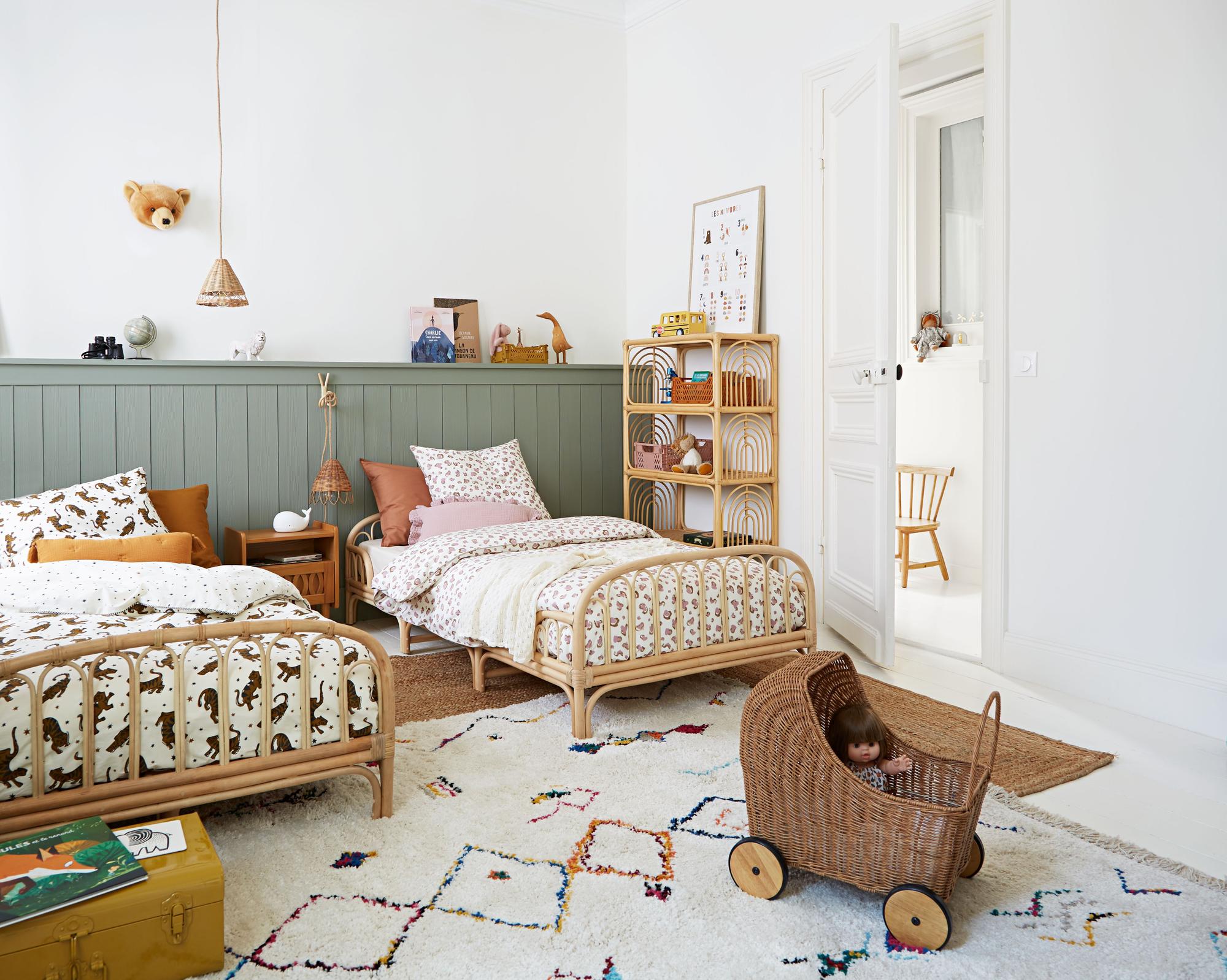 Pared con revestimiento de madera en color caqui en una coqueta habitación.