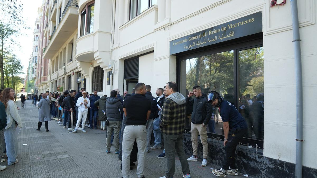 Largas colas en el Consulado de Marruecos para acceder a la regularización.