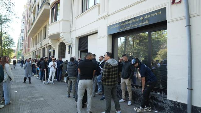 Largas colas en el Consulado de Marruecos para acceder a la regularización.