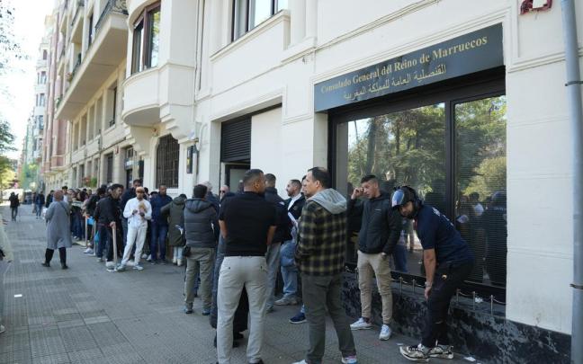 Largas colas en el Consulado de Marruecos para acceder a la regularización.