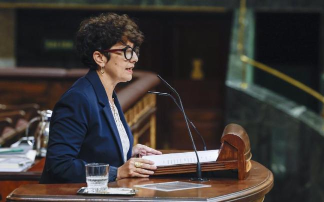 La portavoz del PNV, Maribel Vaquero, durante el pleno en el que se debate y vota los decretos de vivienda.