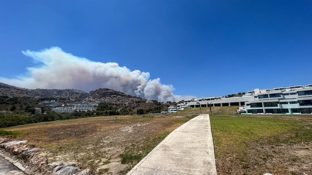 Miles de personas son evacuadas de la gran isla griega de Rodas por un enorme incendio con múltiples focos.