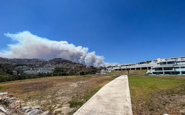 Miles de personas son evacuadas de la gran isla griega de Rodas por un enorme incendio con múltiples focos.