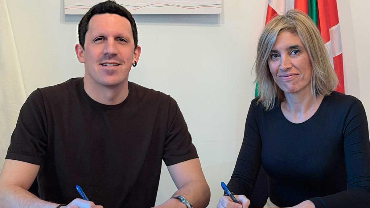 Jon Ander Azpiroz, alcalde de Aia, y Anuska Esnal, alcaldesa de Orio firmando el convenio.