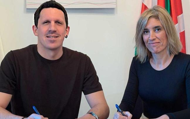 Jon Ander Azpiroz, alcalde de Aia, y Anuska Esnal, alcaldesa de Orio firmando el convenio.