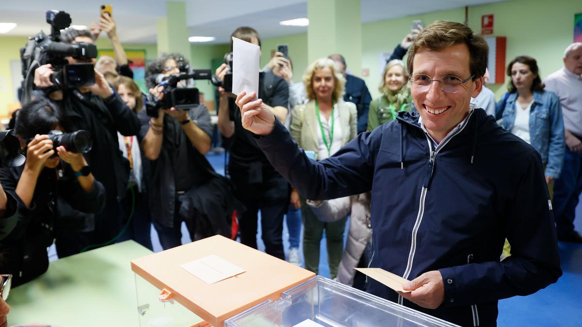 Almeida, al acudir a votar este domingo.