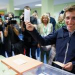 Almeida, al acudir a votar este domingo.