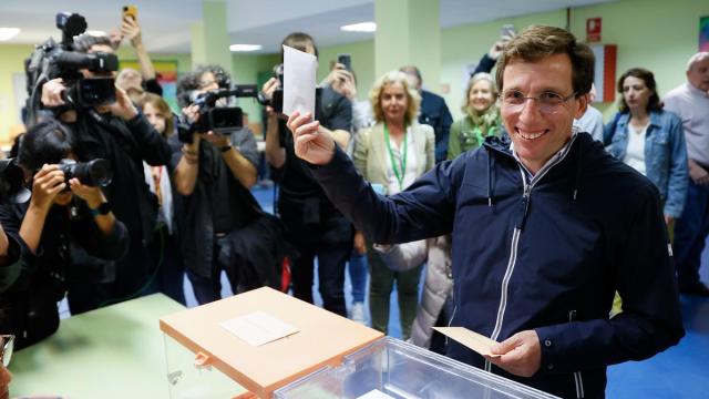 Almeida, al acudir a votar este domingo. Almeida, al acudir a votar este domingo.