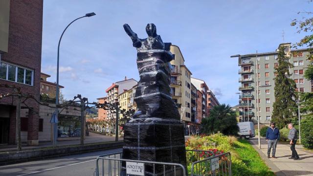 El domingo se desvelará el aspecto de la obra de Antonio Oteiza, que permanece protegida por plásticos desde su colocación el marte.