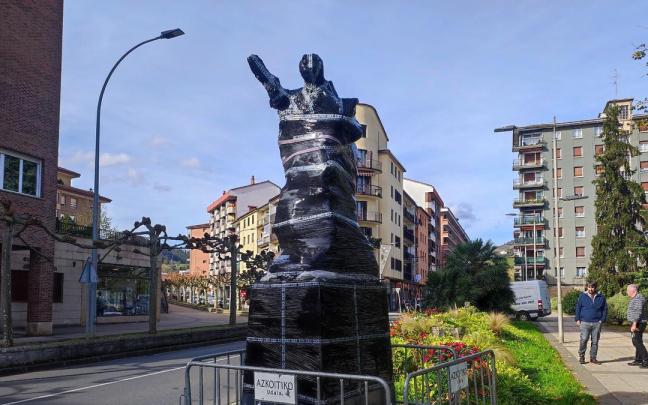 El domingo se desvelará el aspecto de la obra de Antonio Oteiza, que permanece protegida por plásticos desde su colocación el marte.