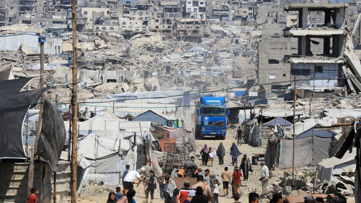 Palestinos desplazados que viven en tiendas de campaña en medio de la extensa destrucción en Gaza.