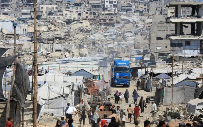 Palestinos desplazados que viven en tiendas de campaña en medio de la extensa destrucción en Gaza.