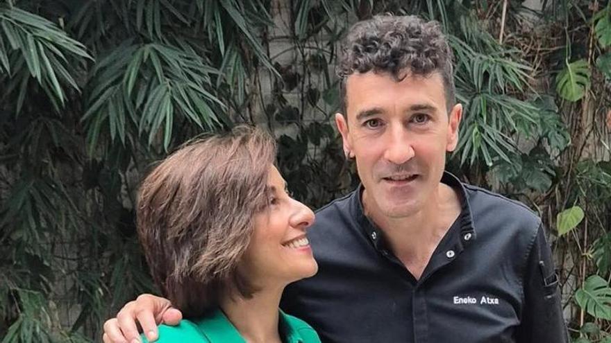 Adela González junto al chef Eneko Atxa