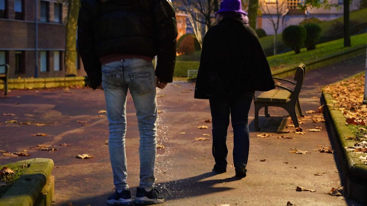 Un hombre tras una superviviente de violencia de género