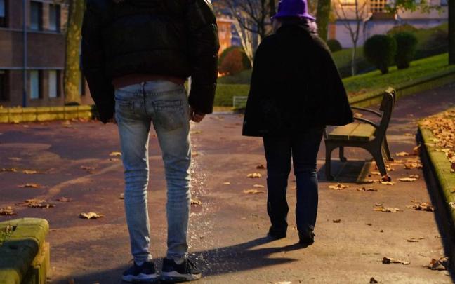 Un hombre tras una superviviente de violencia de género / Pablo Viñas Un hombre tras una superviviente de violencia de género