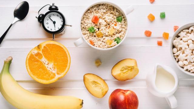 Selección de alimentos colocados junto con un reloj