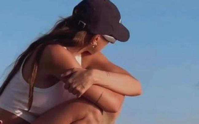 Paula Gonu, de perfil.