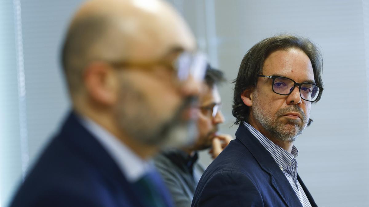 El presidente de Renfe, Álvaro Fernández (d), y el presidente de Adif, Luis Pedro Marco (i), durante una rueda de prensa.