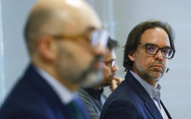 El presidente de Renfe, Álvaro Fernández (d), y el presidente de Adif, Luis Pedro Marco (i), durante una rueda de prensa.
