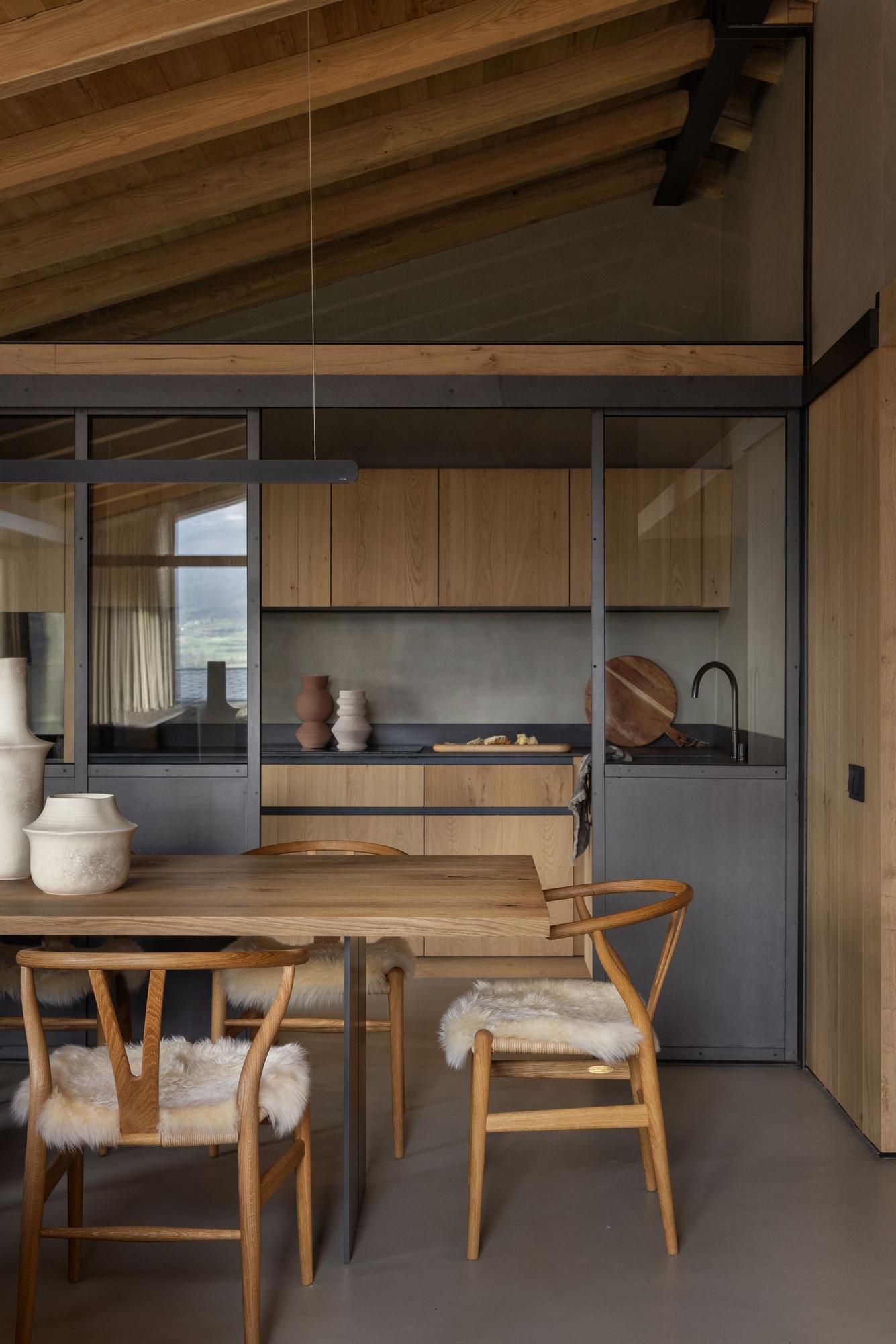 El comedor y la cocina, separadas por una mampara.