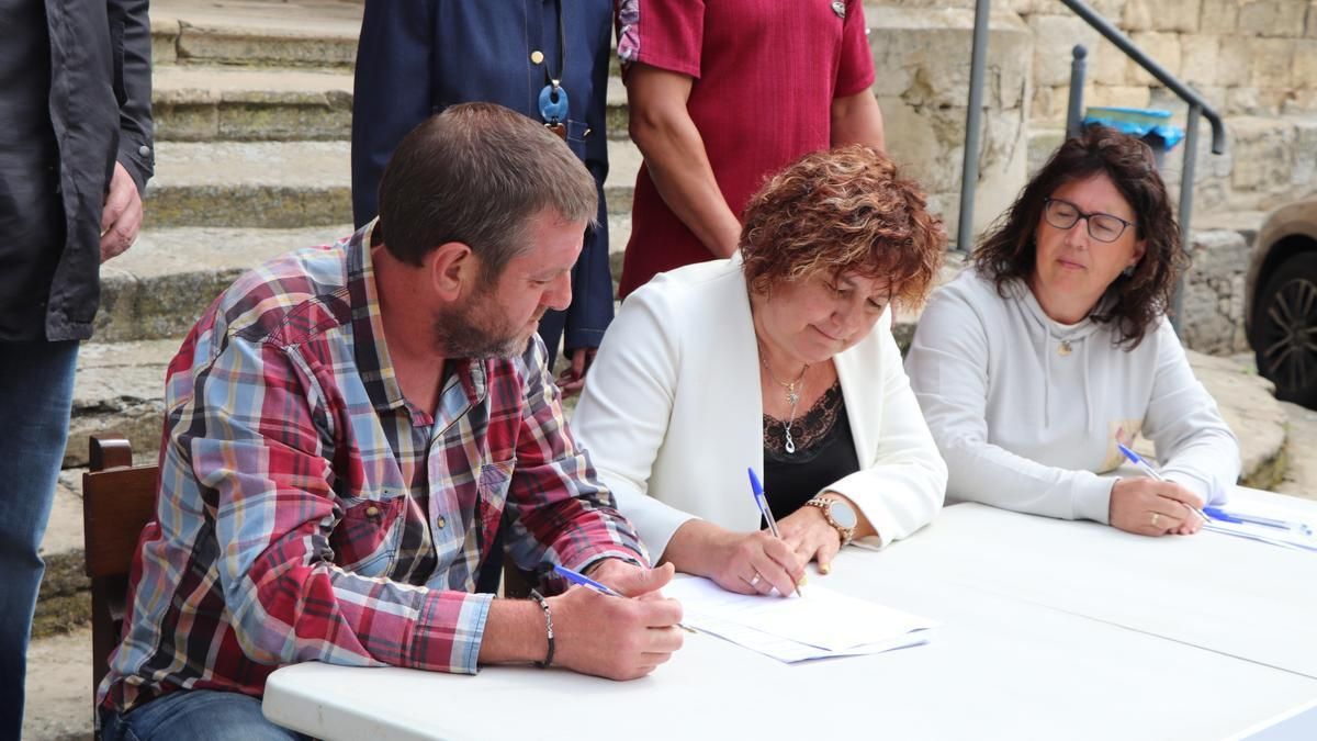 Momento de la creación de la Mesa para la integración de Treviño a Álava el pasado junio