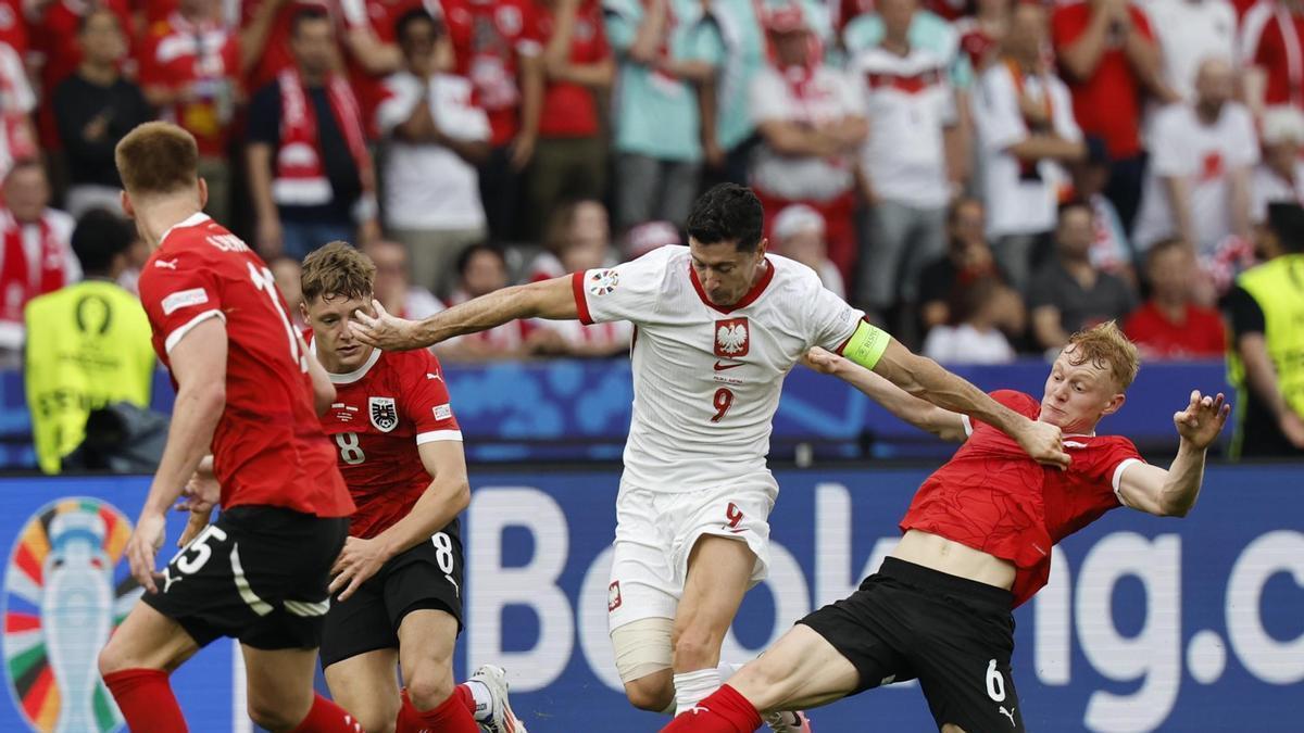 El austríaco Nicolas Seiwald trata de robar un balón a Lewandowski durante el partido.